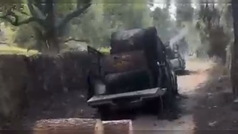 Comuneros incendian 3 camionetas de talamontes, en Ziracuretiro 