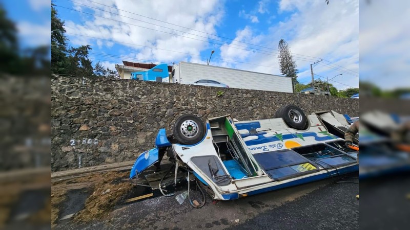 Once heridos deja la volcadura de un camión colectivo, en Uruapan  