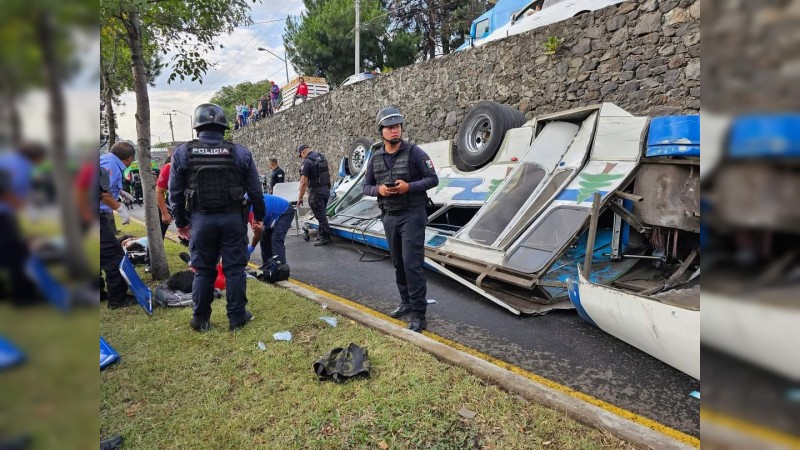 Once heridos deja la volcadura de un camión colectivo, en Uruapan  