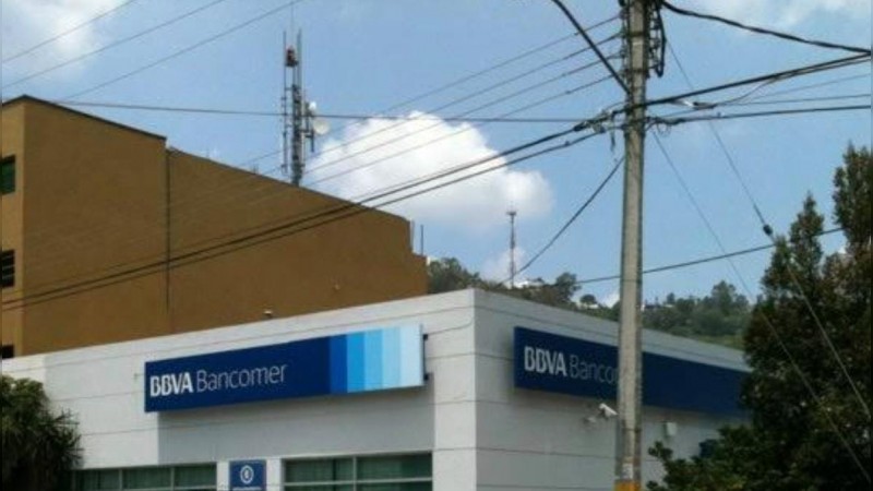 Encapuchados atracan a un cuentahabiente dentro de un BBVA, en Morelia 