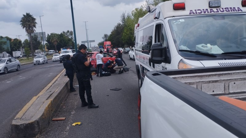 Volcadura de auto chocado por tráiler deja un herido, en Morelia  
