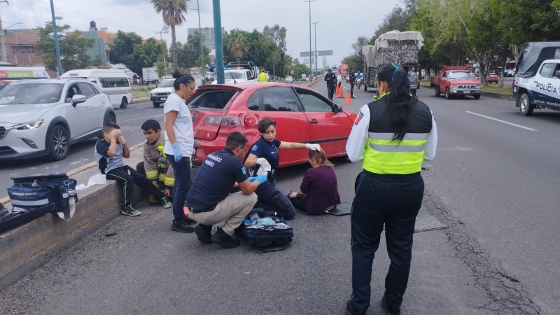 Volcadura de auto chocado por tráiler deja un herido, en Morelia  