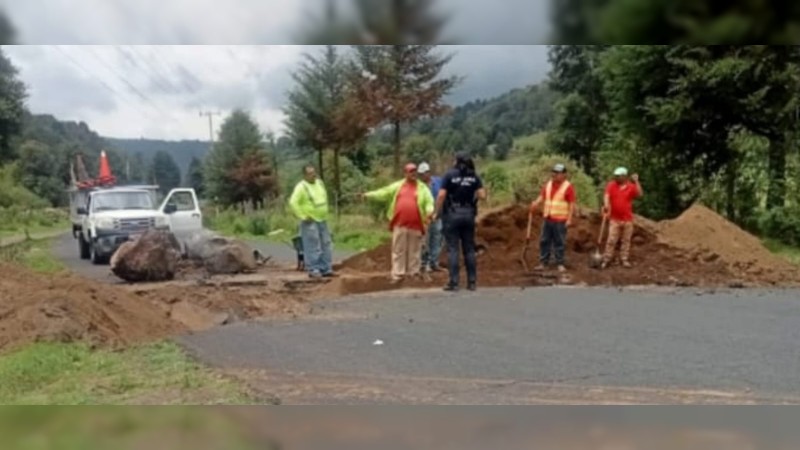 Repara SCOP tramo carretero Capacuaro-Paracho para garantizar libre tránsito