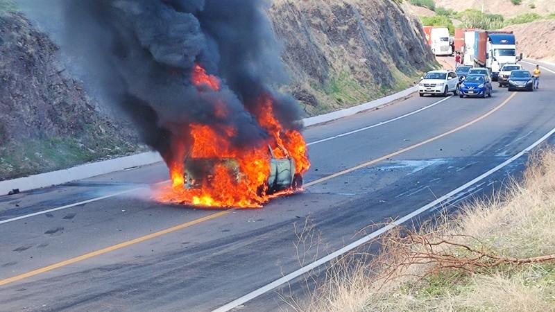 Vuelca y se incendia una camioneta en la Siglo XXI
