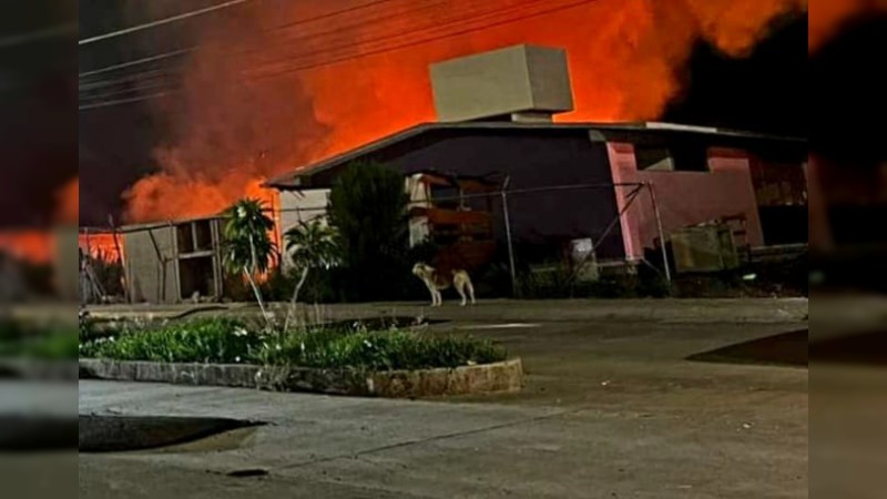 Un incendio consumió 2 salones de un kínder, en Morelia 