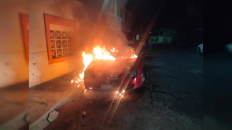Busca policía a un hombre que prendió fuego a un auto, en Morelia