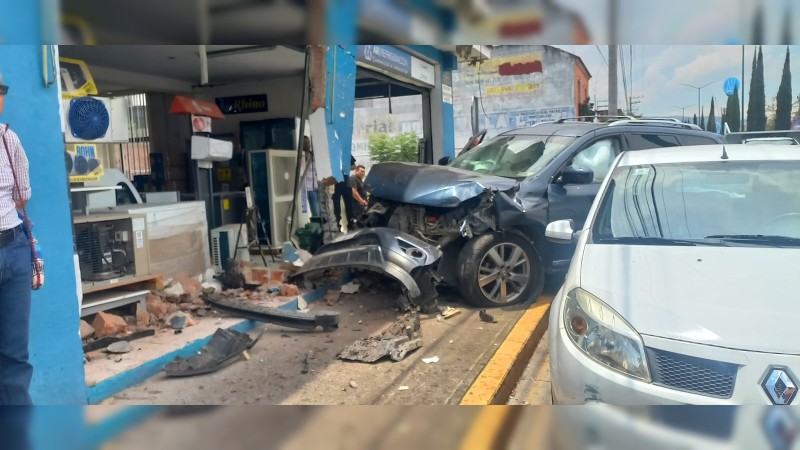 Hombre estrella su auto contra local, en Morelia  