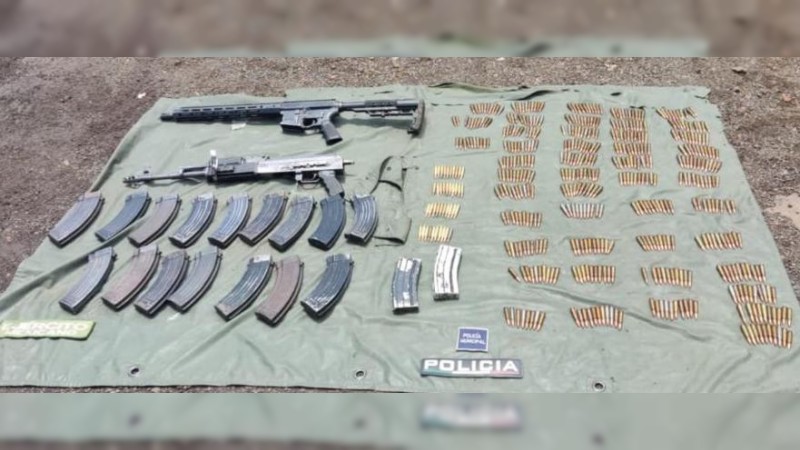 Tocumbo: sicarios abandonan auto con armas en su interior  