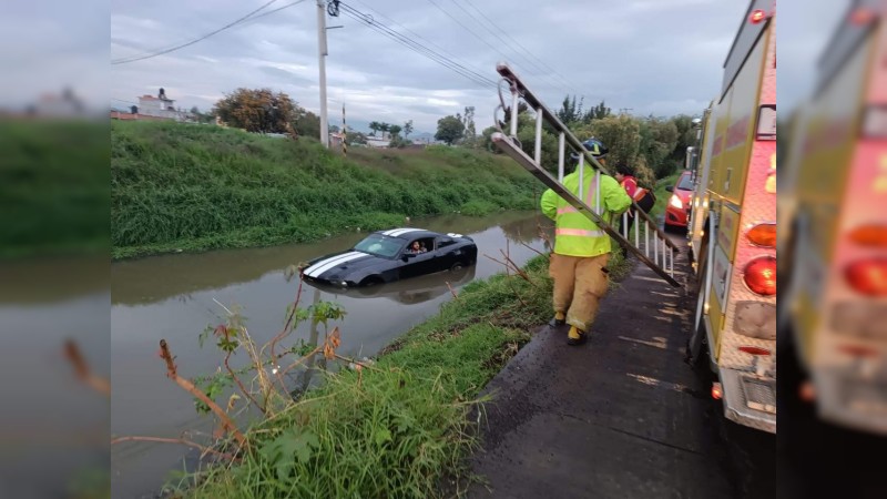 Conductor pierde control de vehículo y cae a canal de aguas negras en Tarímbaro