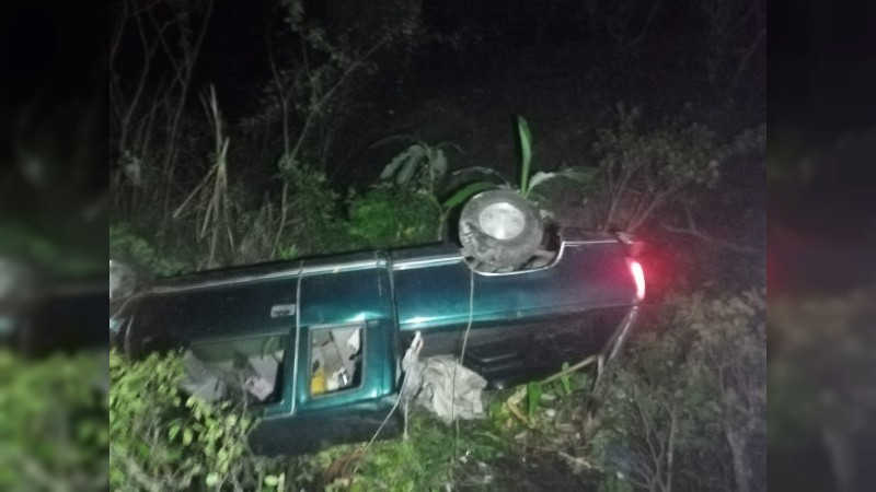 Volcadura deja 1 muerto y 4 heridos, en Uruapan 
