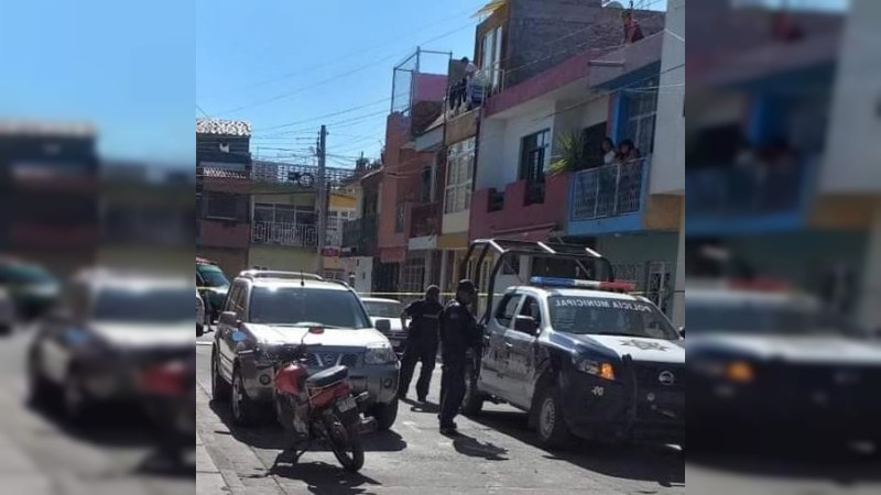 Sicarios en moto ejecutan al conductor de un auto, en Zamora 