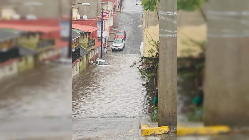 Calles inundadas, árboles caídos, derrumbes y casas afectadas deja lluvia en Uruapan