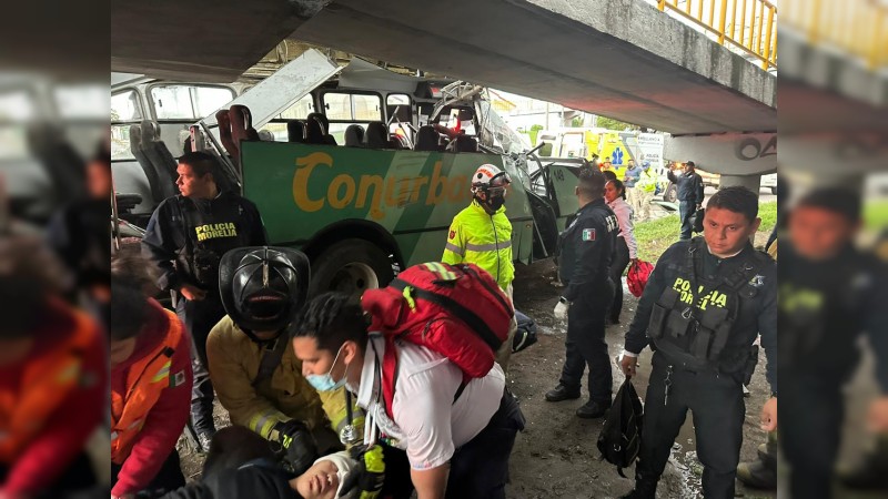 Camión se estrella contra puente, en Morelia; hay 14 heridos  