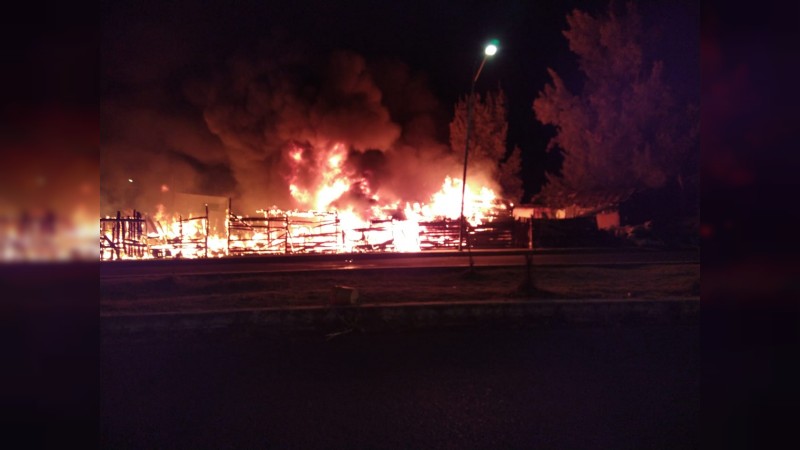 Incendio consume varias casas; no se reportan víctimas