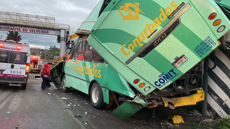 Chofer estrella camión contra puente, en Morelia; hay 14 heridos  