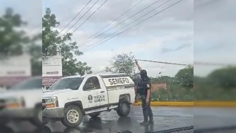 Tiran a un encobijado sobre la carretera Apatzingán-Aguililla 