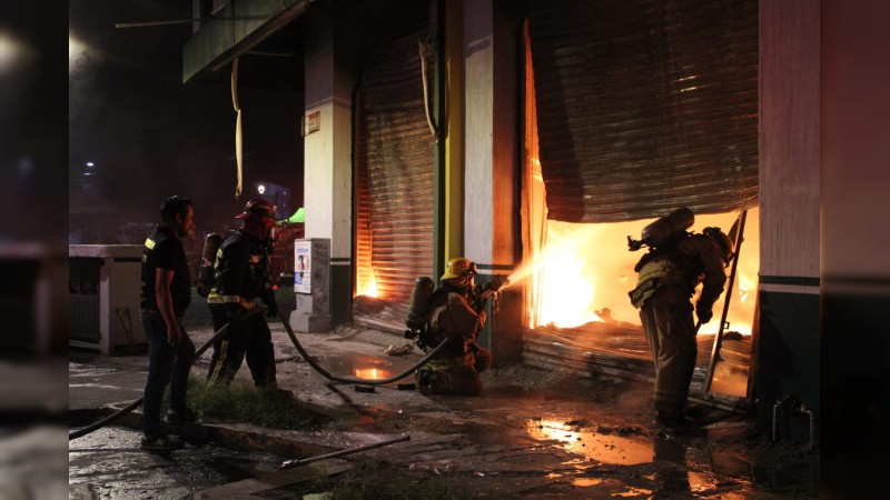 Arde bodega de materias primas, en Zamora 