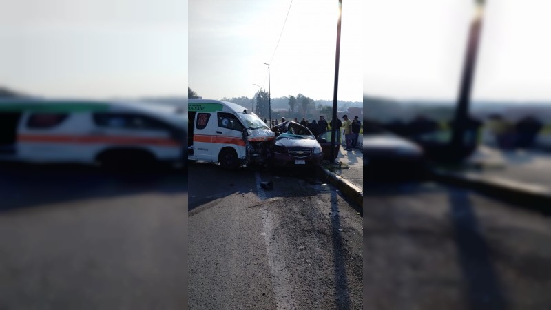 Once heridos deja choque de colectivo contra auto, en Morelia 