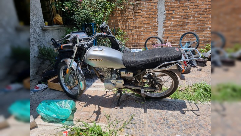 Tras cateo, policías recuperan moto robada, en Zitácuaro 