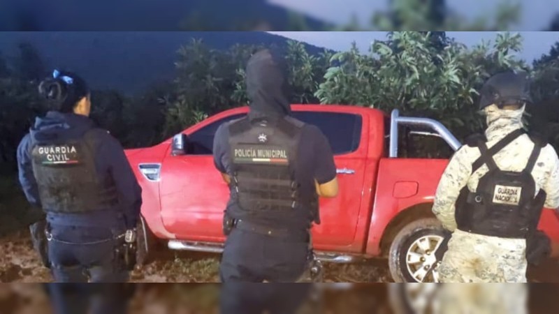 Policías y militares aseguran autos y armamento, en Tangancícuaro  