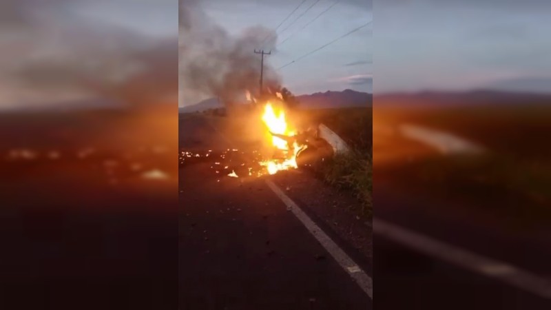 Grupo armado incendia camioneta de jornaleros, en Apatzingán