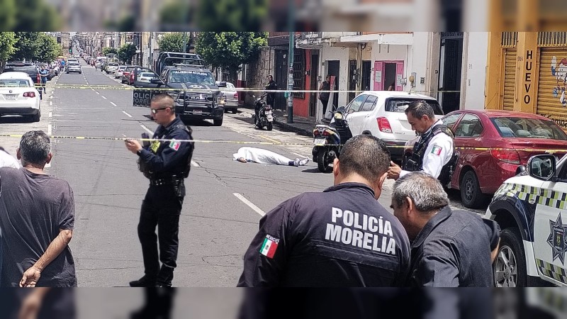 Hombre en moto se infarta y muere, en el Centro de Morelia 