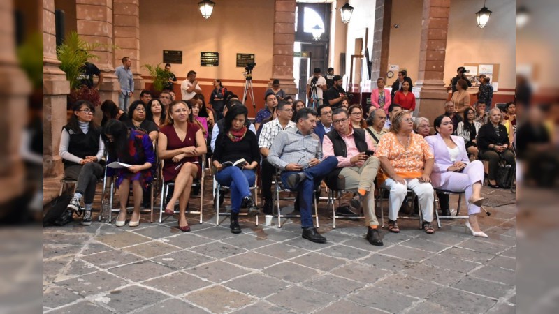 Presenta Congreso local la antología Mujeres con Piel de Pluma