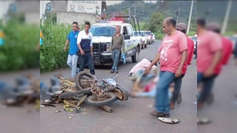 Muere hombre, tras choque de motocicletas, en Ziracuretiro 