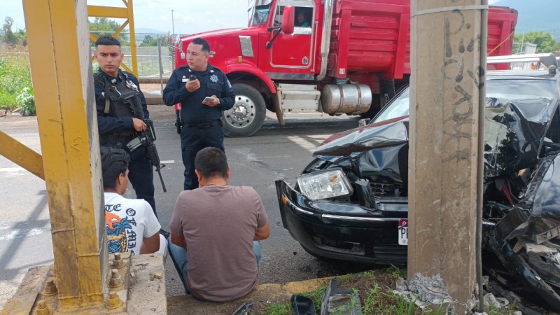 Volquete alcanza auto y provoca choque contra poste en la salida a Quiroga