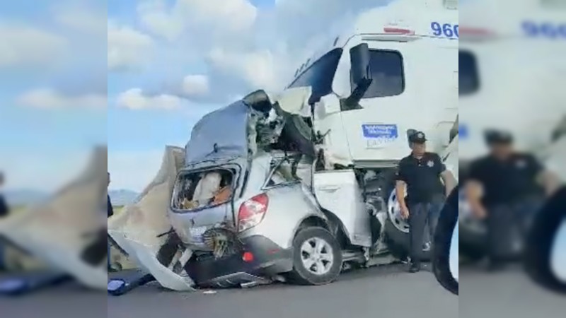 Deja una persona muerta choque entre trailer y camioneta en la Morelia-Salamanca 