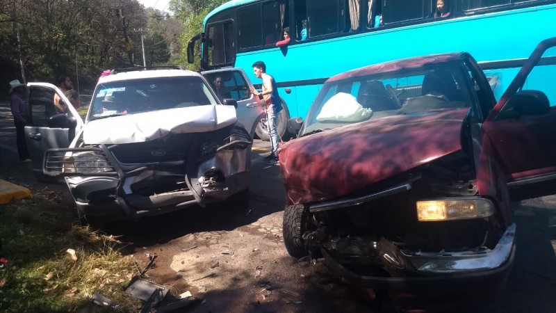 Choque entre camionetas deja 8 heridos, en Charo 