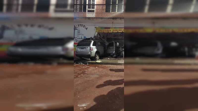 Conductor choca su camioneta contra paletería, en Pastor Ortiz 