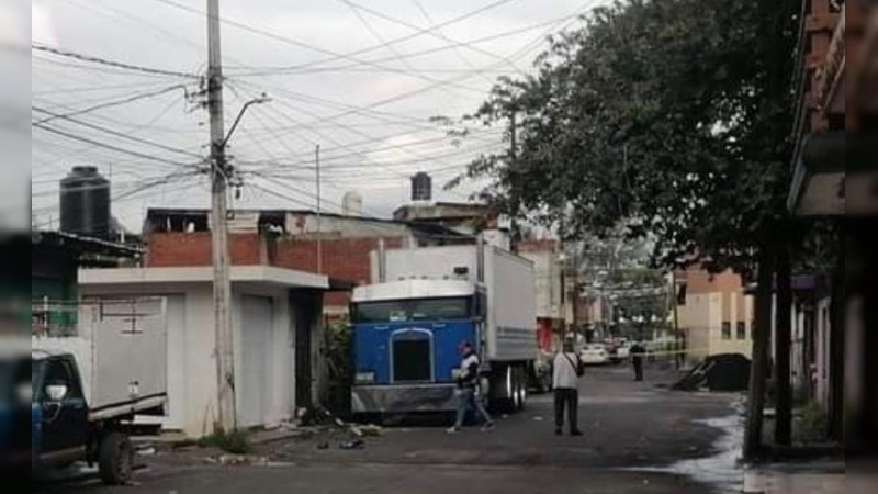 Uruapan: solitario sujeto se enfrenta a policías y queda herido 