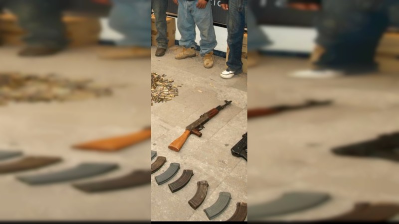 Procesan a 2 por portación de fusil de asalto, en Apatzingán
