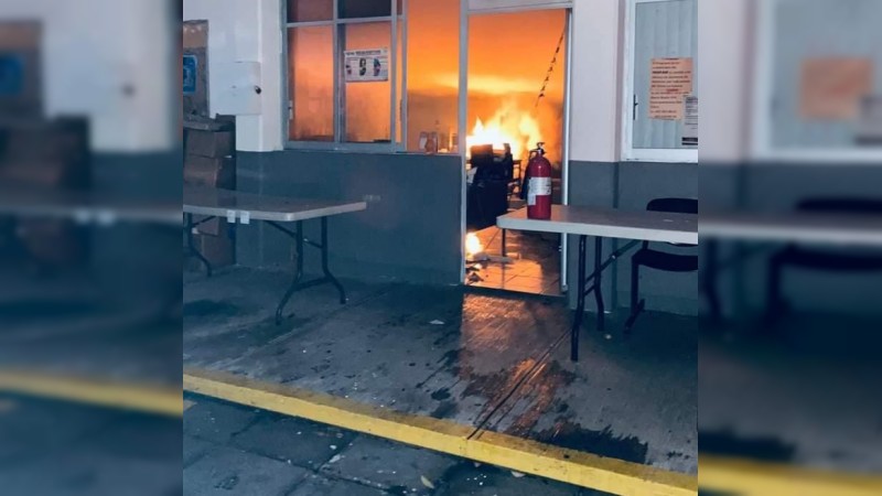 Incendio en centro comunitario Ramón Farías de Uruapan, no hay víctimas