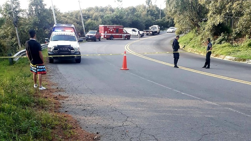 Muere motociclista al derrapar en la carretera Uruapan-Paracho
