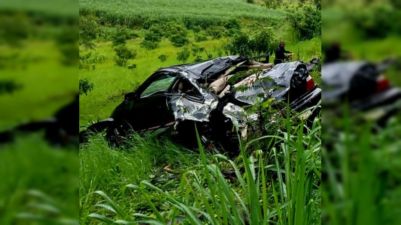 Muere hombre tras volcar y destrozar su auto, en Tacámbaro 
