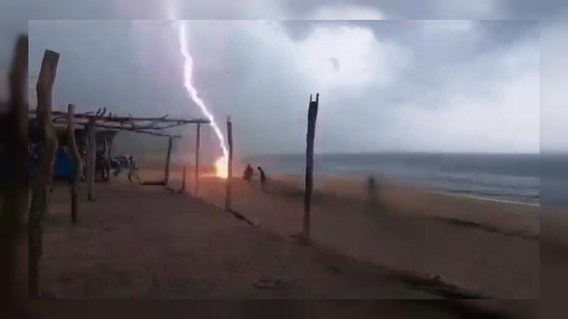Rayo fulmina a 2 personas, en playa de Maruata 