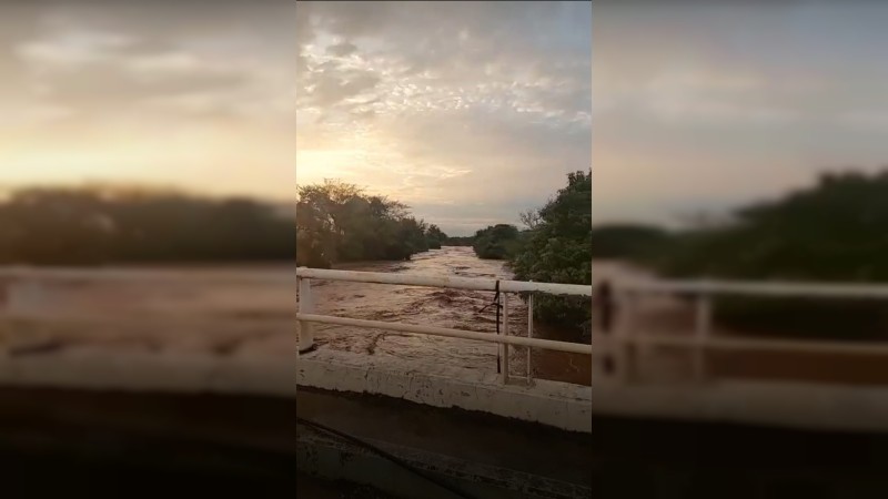 Corriente de arroyo arrastra camioneta, en Huetamo