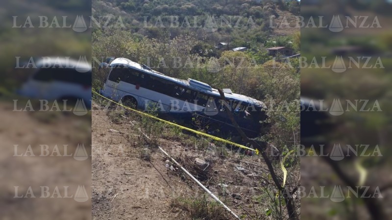 Autobusazo en Tacámbaro deja 3 muertos y 41 heridos 
