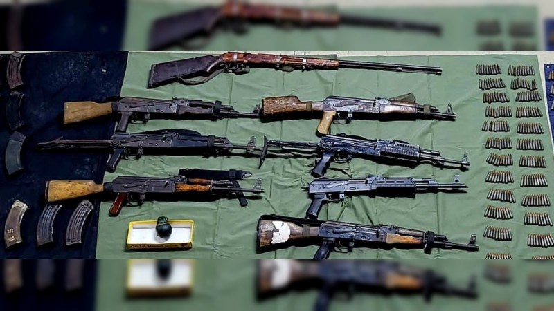 Tras ataque armado, policías y militares aseguran armas, en La Ruana 