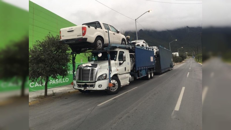 Morelia: comando roba 2 autos nuevos transportados en nodriza 