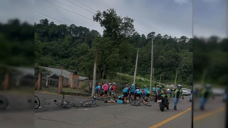 Arrollan a seis ciclistas en la Uruapan-Pátzcuaro 