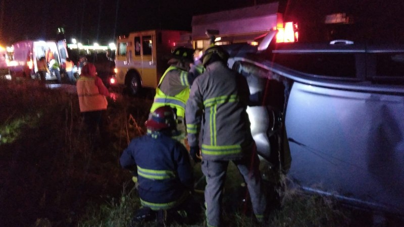Deja 5 lesionados volcadura de un vehículo sobre carretera Morelia-Salamanca