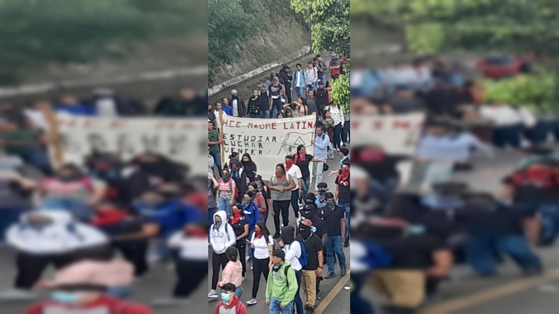 Normalistas de Tiripetío celebran aniversario de escuela con marcha en Morelia