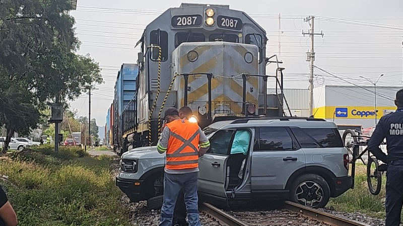 Ferrocarril arrastra camioneta, cuyo conductor intentó ganarle el paso 