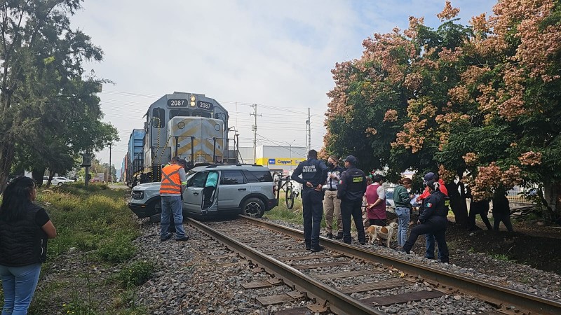 Ferrocarril impacta a una camioneta, en Morelia  