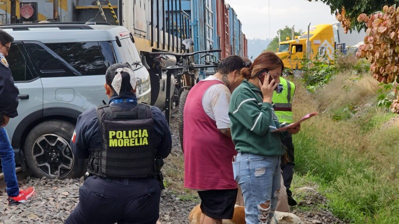 Ferrocarril impacta a una camioneta, en Morelia  
