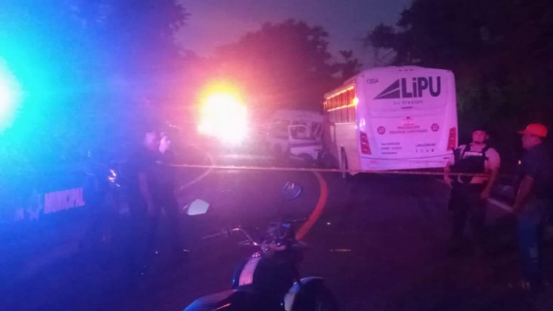 Muere conductor de combi en choque con unidad de transporte de personal, en LC