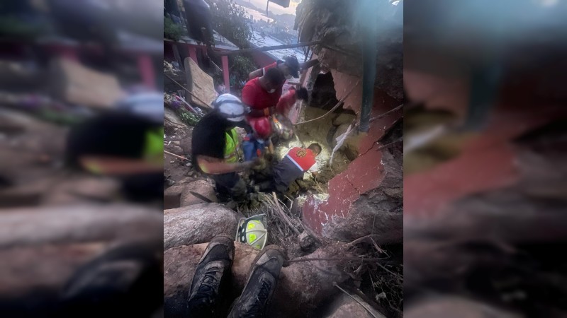 Acapulco: bomberos de Zitácuaro rescatan cadáveres por el paso de Otis 